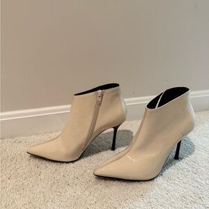🤍 Steve Madden Ivory Patent Ankle Booties – Pointed Toe Stiletto (Size 8)